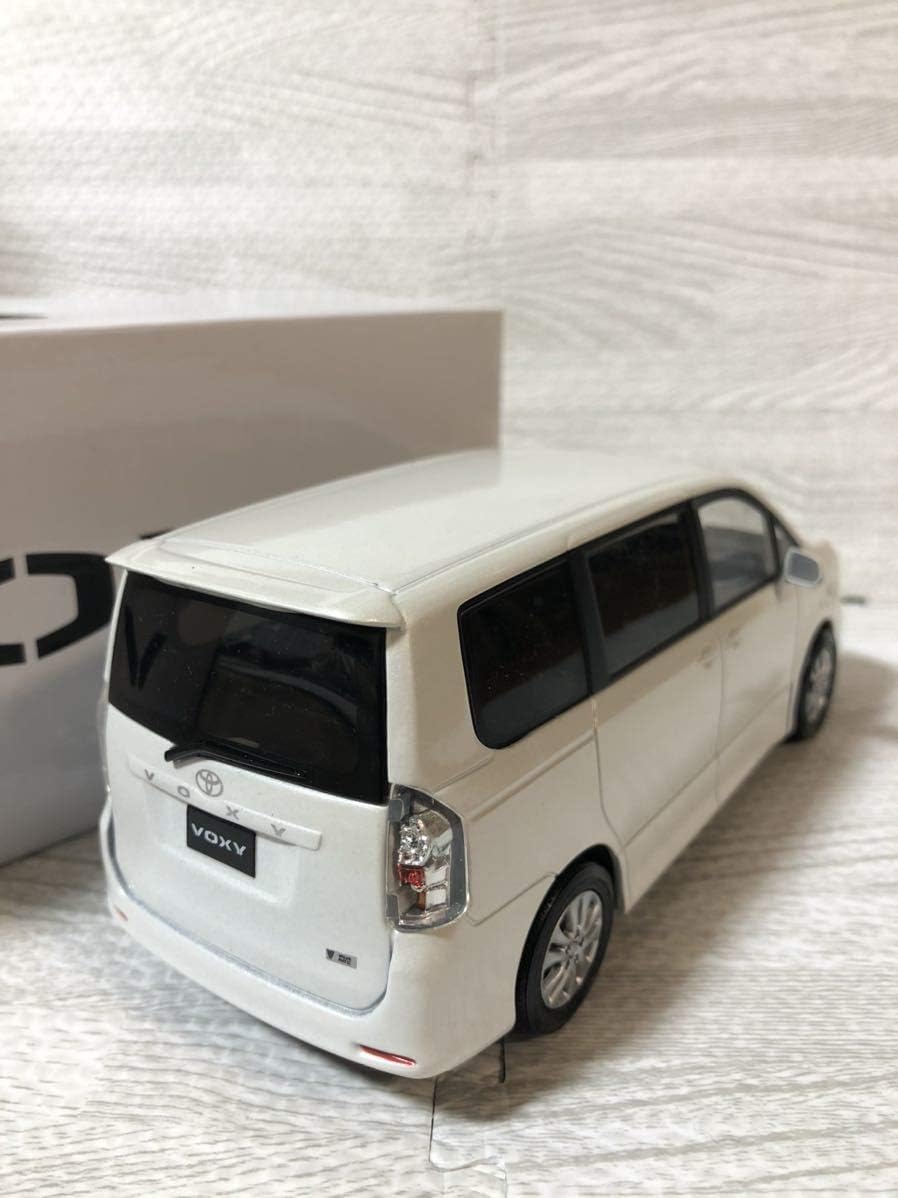 【非売品】ヴォクシー カラーサンプル ミニカー パールホワイト Amazon | 1/24 トヨタ 旧型ヴォクシー VOXY 後期 非売品 カラー
